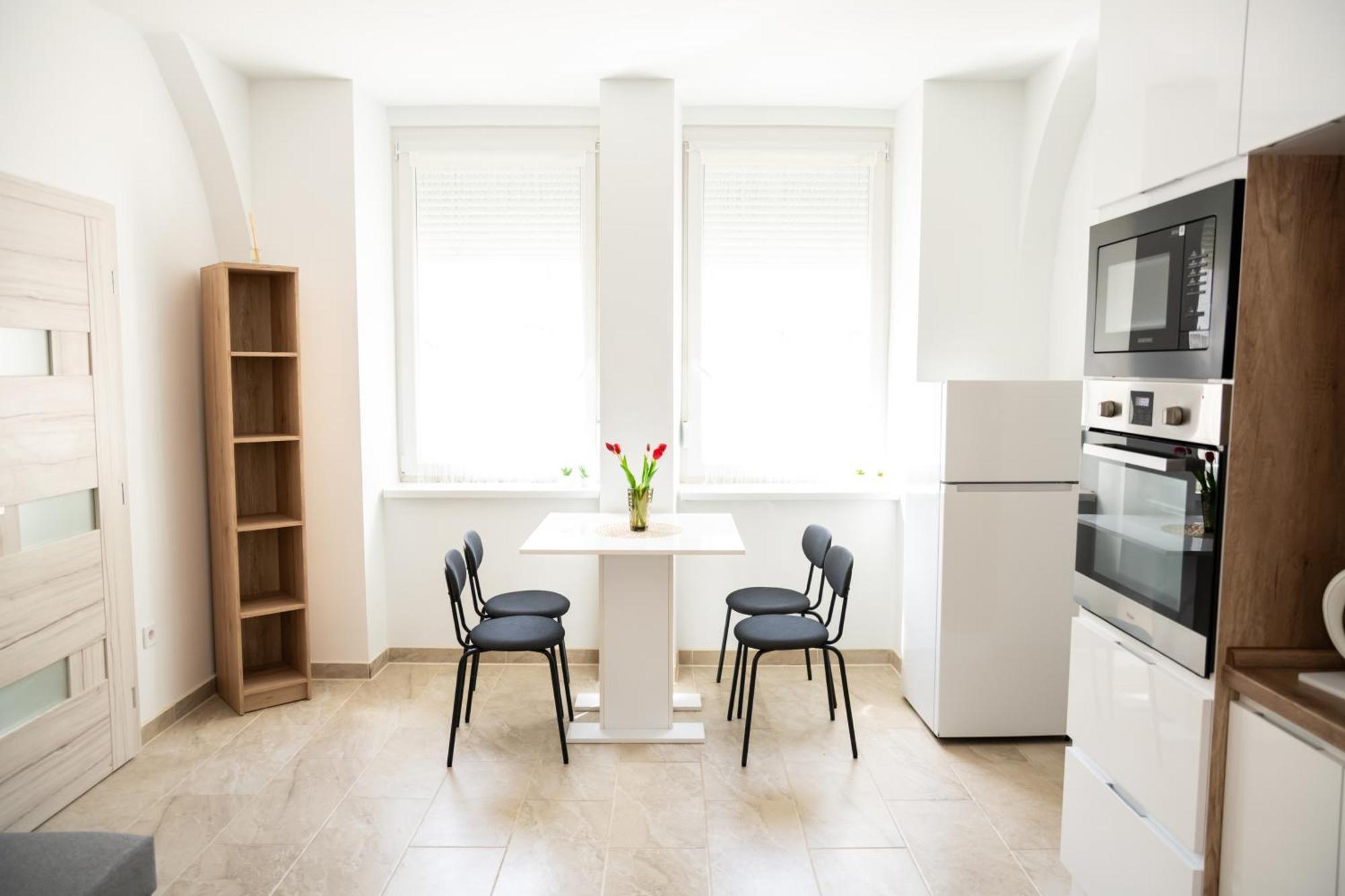 Winestone Corner Apartment เดเบรตเซน ภายนอก รูปภาพ