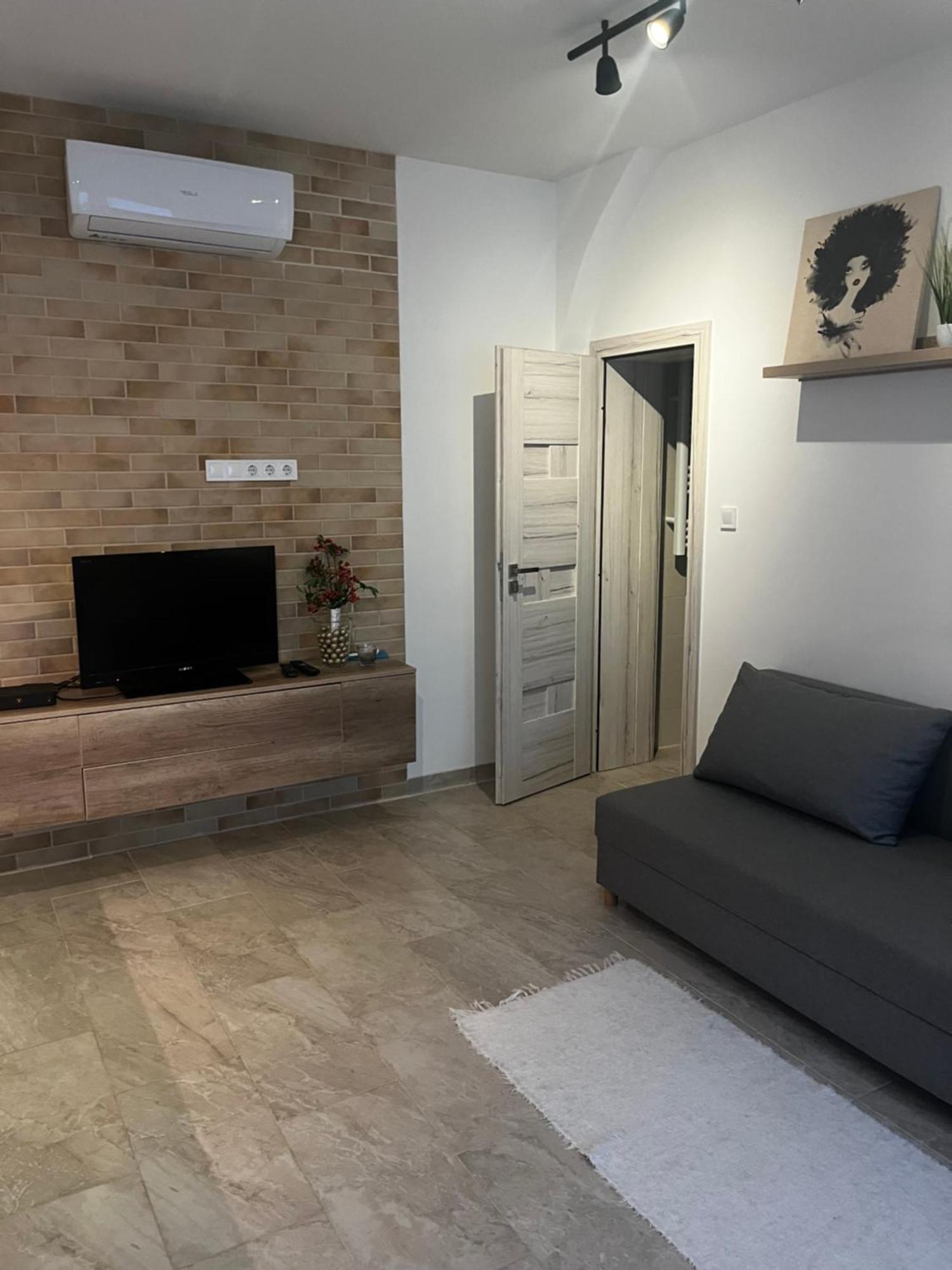 Winestone Corner Apartment เดเบรตเซน ภายนอก รูปภาพ